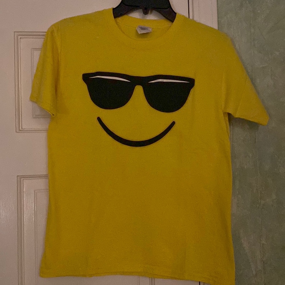 5/$25 Yellow smiley face t-shirt, youth large